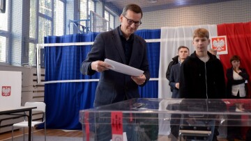 Στις κάλπες οι Πολωνοί - Το κυβερνών εθνικιστικό κόμμα προηγείται στις δημοσκοπήσεις
