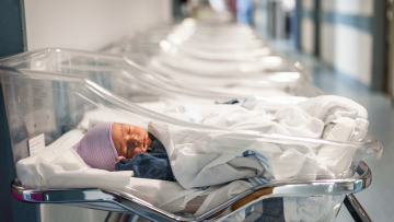 Σε διαρκή πτώση οι γεννήσεις στην Ελλάδα: Θα είμαστε λιγότεροι κατά 1,15 – 1,4 εκατ. έως το 2050