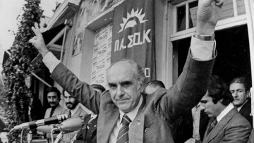 Το «φυτώριο του ΠΑΣΟΚ»: H ιστορική νίκη του 1981 και οι γόνοι εκείνης της γενιάς που είναι σήμερα στην πολιτική 