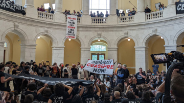 ΗΠΑ: 400 συλλήψεις Αμερικανοεβραίων στο Καπιτώλιο – Εισέβαλαν ζητώντας κατάπαυση πυρός στη Γάζα