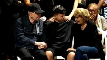 Πόλεμος στο Ισραήλ: Ράγισαν καρδιές στο «αντίο» 12χρονου που έχασε πατέρα, μητέρα και αδερφές από την επίθεση της Χαμάς