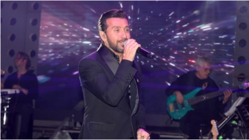 Θάνος Πετρέλης για τη ζωή του πριν από τη μουσική: Δούλευα με τον πατέρα μου στην οικοδομή