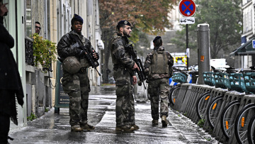 ΕΕ: Συναγερμός μετά τα τρομοκρατικά χτυπήματα, άμεση προτεραιότητα οι απελάσεις - «Άλλο πρόσφυγας και άλλο μετανάστης»