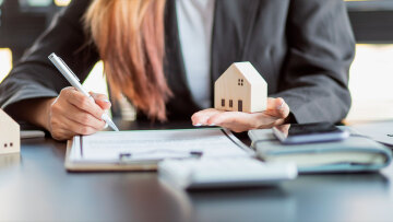 Υπουργείο Οικονομικών: Τα «ψιλά γράμματα» του νέου νόμου για την προστασία δανειοληπτών από τους servicers