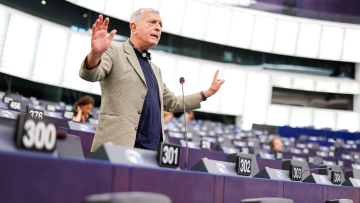 ΣΥΡΙΖΑ για Κούλογλου: «Να παραδώσει την έδρα στο κόμμα»