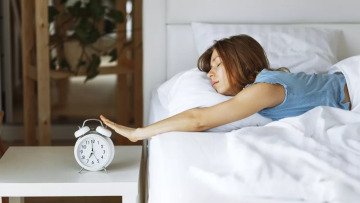 Πόσο πειράζει να πατάμε το snooze στο ξυπνητήρι; Οι ειδικοί απαντούν 