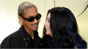 Η Σερ για τα 40 χρόνια διαφοράς από τον σύντροφό της: Μερικές φορές δεν έχει ιδέα για τι του μιλάω