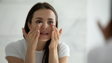 ΕΟΦ: Ανακαλεί παρτίδες γνωστής αλοιφής για τα μάτια