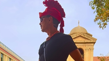 Λάκης Γαβαλάς: Με περικεφαλαία φωτογραφήθηκε - Φοβάμαι μην μπερδέψω την 28η Οκτωβρίου με την 25η Μαρτίου