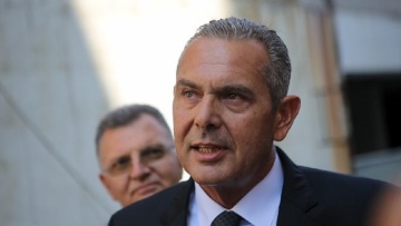 Ο Καμμένος... σφύριξε και λέει ότι τον παρακολουθούν