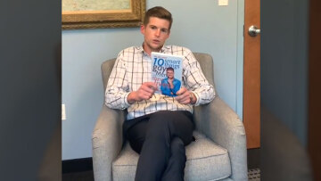 Τάιλερ ΜακΜπέθ: Ποιο είναι το εγχειρίδιο καλύτερης ζωής για γκέι που συστήνει