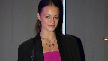 Γκάια Μερκούρη: Η κόρη της Δωροθέας Μερκούρη σε βραδινή έξοδο με μαύρο κοστούμι