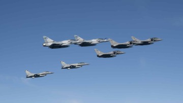 Μαχητικά αεροσκάφη θα πετάξουν πάνω από τη Θεσσαλονίκη ενόψει της παρέλασης