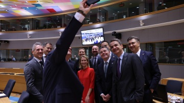 Ξαβιέ Μπετέλ: Η αποχαιρετιστήρια selfie ως πρωθυπουργός του Λουξεμβούργου στη Σύνοδο Κορυφής