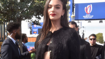 Ντέβα Κασέλ: Η κόρη της Μόνικα Μπελούτσι ποζάρει σε σκάφος με μπικίνι κι αγκαλιά με τον σύντροφό της 