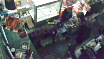 Γλυφάδα: Βίντεο από την εισβολή δύο διαρρηκτών σε mini market - Έσπασαν την πόρτα με πέτρες