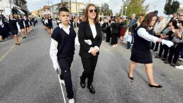 28η Οκτωβρίου: Μαθητής με ολική απώλεια όρασης παρέλασε στη Μακρυνεία Αγρινίου