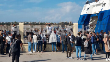 Αναστάτωση στο λιμάνι της Ρόδου - Πάνω από 400 μετανάστες εμπόδιζαν τον απόπλου επιβατικού πλοίου - Βίντεο