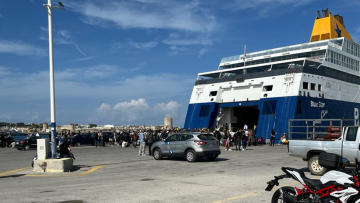 Ρόδος: Με καθυστέρηση ωρών αναχώρησε το «Βlue Σtar Χίος» που είχαν μπλοκάρει οι μετανάστες