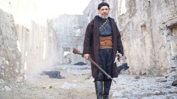 Αιμίλιος Χειλάκης: Η μεταμόρφωσή του σε «Καπετάν Μιχάλη» για την ομώνυμη ταινία - Δείτε βίντεο