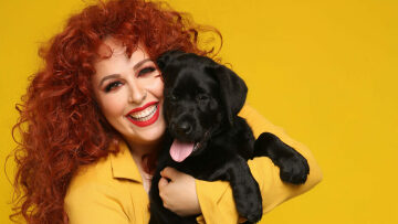 Η Σοφία Κουρτίδου υιοθετεί την Αλλού που πρόκειται να γίνει σκύλος οδηγός