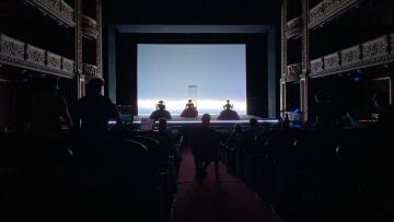 Δημοτικό Θέατρο Πειραιά: Ο Ρόμπερτ Γουίλσον σκηνοθετεί Ρένη Πιττακή, Καρυοφυλλιά Καραμπέτη και Λουκία Μιχαλοπούλου