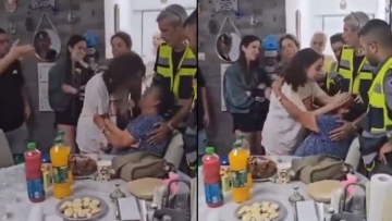 Πόλεμος στο Ισραήλ: Η συγκινητική στιγμή που η στρατιώτης όμηρος της Χαμάς βλέπει ξανά τη γιαγιά της - «Θυμάται όλα όσα είδε» (βίντεο)