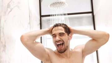 Είναι απαραίτητο το καθημερινό ντους; Οι ειδικοί απαντούν