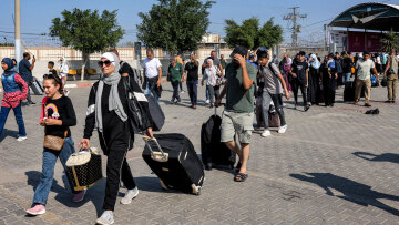 Λωρίδα της Γάζας: Άνοιξε το πέρασμα της Ράφα για ξένους υπηκόους και τραυματίες - Δεκάδες άτομα έφυγαν προς Αίγυπτο