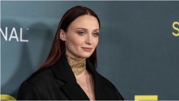 Σόφι Τέρνερ: Τα φιλιά της με περιζήτητο Βρετανό εργένη δύο μήνες μετά τον χωρισμό της από τον Τζο Τζόνας