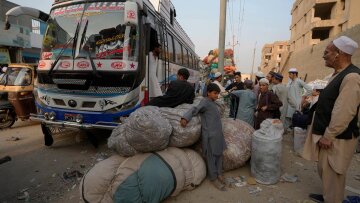 Πακιστάν: Συνεχίζεται η αποχώρηση των Αφγανών προσφύγων - Πάνω από 180.000 έχουν περάσει τα σύνορα σε 1,5 μήνα