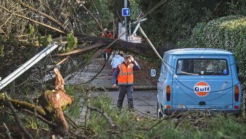 Η κακοκαιρία «Ciaran» χτυπά αλύπητα την Ευρώπη - Τουλάχιστον 10 οι νεκροί, δείτε τις εικόνες καταστροφής 