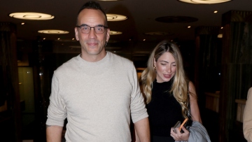 Πάνος Μουζουράκης - Μαριλού Κοζάρη: Πήγαν στο θέατρο - Δείτε φωτογραφίες