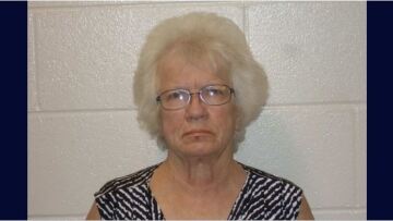 ΗΠΑ: Φυλάκιση 10 ετών για 75χρονη πρώην δασκάλα που κακοποιούσε σεξουαλικά 14χρονο μαθητή στο υπόγειο του σχολείου