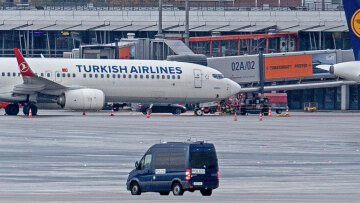 Κλειστό παραμένει το αεροδρόμιο του Αμβούργου - Πάνω από 12 ώρες κρατά όμηρο την κόρη του ο πατέρας