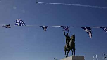 Aεροπορική επίδειξη στο Φλοίσβο για την γιορτή του προστάτη της Πολεμικής Αεροπορίας