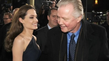 Πόλεμος στο Ισραήλ - Γιον Βόιτ: Απογοητευμένος με την κόρη του ο πατέρας της Τζολί μετά τις δηλώσεις της - Δείτε βίντεο