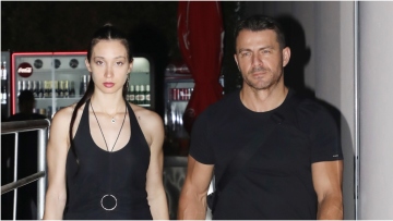 Γιώργος Αγγελόπουλος: Στη Σκιάθο για το μνημόσυνο της μητέρας του μαζί με τη Δήμητρα Βαμβακούση