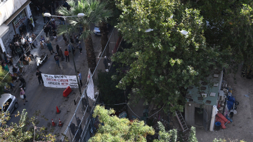 Ο πόλεμος της χαρουπιάς στα Εξάρχεια: Δεν θα κοπούν δένδρα, λένε από το Μετρό - Η μελέτη δεν είναι σοβαρή,  απαντά ο Δούκας 