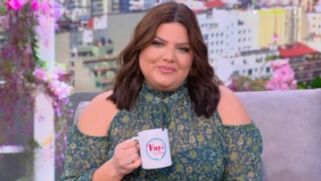 Δανάη Μπάρκα: Με κούπα από την εκπομπή της Φαίης Σκορδά – «Εμείς δεν αγαπάμε τις επιθέσεις»