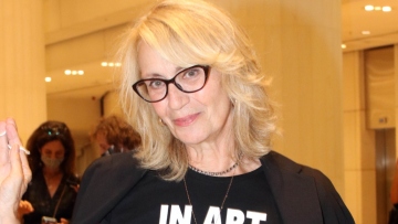 Θέμις Μπαζάκα: Ιερείς ζητούν έμμεσα τον αφορισμό της επειδή είπε «να πάψουν τα Θρησκευτικά από το σχολείο»