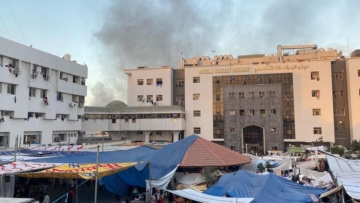 Πόλεμος στο Ισραήλ: Σκηνές χάους σε νοσοκομεία της Γάζας - «Τέσσερα είναι περικυκλωμένα από άρματα» λέει η Χαμάς