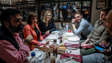 Νυχτερινή «σύσκεψη» στο Basegrill - Ο Κασσελάκης με Τάιλερ και Αυγέρη, Σβίγγου, Βασιλειάδη