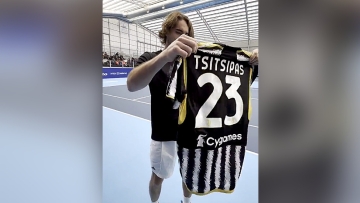 Στέφανος Τσιτσιπάς: Το ξεχωριστό δώρο που του έκανε η Γιουβέντους - Δείτε βίντεο 