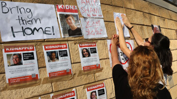 Πόλεμος στο Ισραήλ: Αποφασισμένο να απελευθερώσει τους ομήρους με συνομιλίες ή «με άλλα μέσα», δηλώνει το Ισραήλ