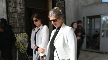 Σπύρος Φωκάς: Το τελευταίο «αντίο» στον σπουδαίο ηθοποιό - Στα λευκά η σύζυγός του, Λίλιαν