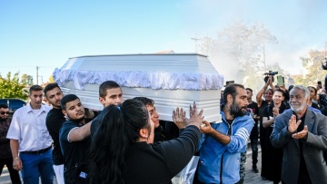 Βοιωτία: Θρήνος στην κηδεία του 17χρονου στην Αλίαρτο - Λιποθύμησε ο αδερφός του