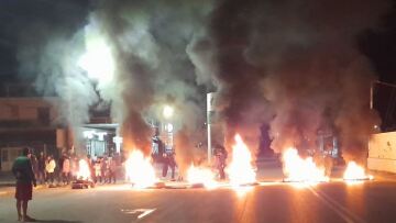 Έκλεισε η Μεσογείων, Ρομά έβαλαν φωτιά σε κάδους - Διαμαρτυρίες και στο Μενίδι