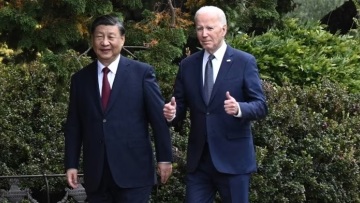 ΗΠΑ: Ο Μπάιντεν επιστρέφει 12 ώρες μετά τον «δικτάτορα Σι» - «Κύριε πρόεδρε... να ανταγωνιζόμαστε με υπευθυνότητα» 