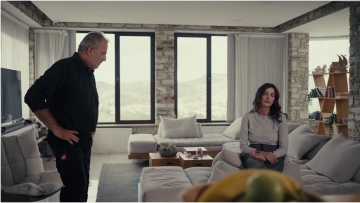 Η Γη της Ελιάς: Η Αρετή διαπομπεύει όπου σταθεί κι όπου βρεθεί την Ιουλία και τον Στάθη